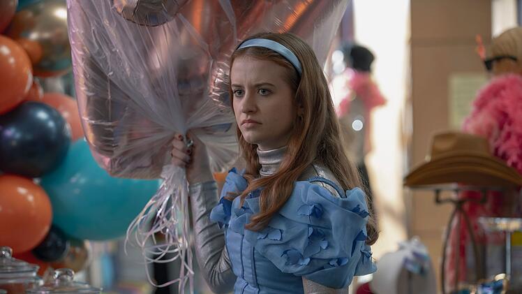 In einer Welt voller Superkr&auml;fte ist Normalo Jen (M&aacute;ir&eacute;ad Tyers) in der Comedyserie "Extraordinary" ein Sonderling.