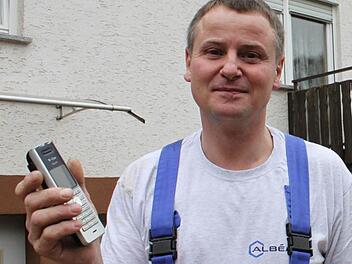 Martin Hornung, der Ortssprecher von Oberküps, ist einer von zahlreichen Bürgern aus dem gesamten Ebensfelder Gemeindegebiet, die Probleme mit dem Telefonieren haben, seit sie von Vodafone per LTE-Funktechnik versorgt werden. Bis zu zwei Tage ist die Telefonie bei Martin Hornung schon ausgefallen. Dabei ist LTE (Long Term Evolution) ein Mobilfunkstandard der vierten Generation, der mit bis zu 300 Megabit pro Sekunde hohe Downloadraten erreichen kann - wenn keine störenden Berge zwischen Sende...