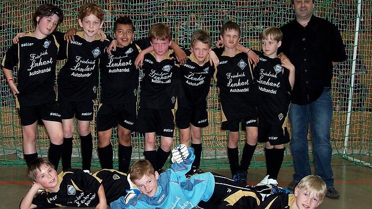 Die Siegermannschaft 'Cool Kitz' mit Betreuer nach dem Turnier: (hinten) Lukas Hösch, David Gerhard, Angelo Schuller, Anthony Rygelski, Felix Stockmeyer, Paul Dreyer, Jonathan Tokmadcik, Markus Dietrich sowie (vorne liegend) Jean-Philippe Alesi, Nico Tilgner, Felix Pausch. Foto: Zimmermann