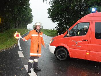 Wegen schwerer Gewitter sind Bäume umgeknickt. Es kam zu Straßensperren, wie hier zwischen Garitz und Wittershausen. Foto: Peter Rauch