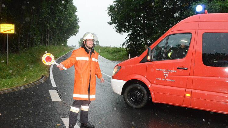 Wegen schwerer Gewitter sind Bäume umgeknickt. Es kam zu Straßensperren, wie hier zwischen Garitz und Wittershausen. Foto: Peter Rauch