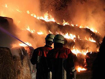Die Feuerwehrleute verhinderten ein Übergreifen der Flammen auf ein kleineres Lager. Fotos: Markus Reeh