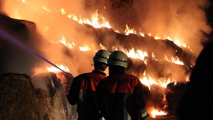 Die Feuerwehrleute verhinderten ein Übergreifen der Flammen auf ein kleineres Lager. Fotos: Markus Reeh