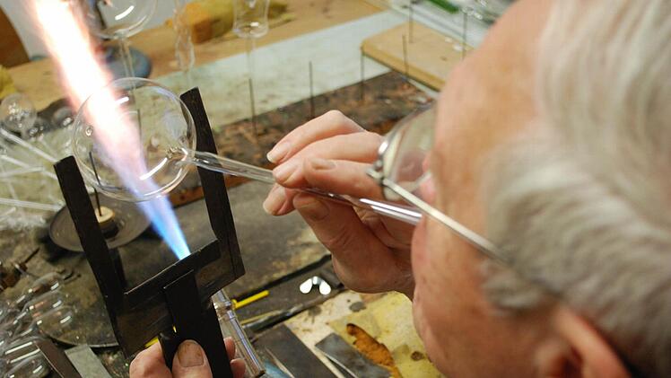 Feste pusten: Die enorme Hitze der Gasflamme macht Glas formbar.
