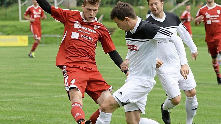 Michael Fuchs (links) ist der fünfte Ex-Hollfelder im Kader des SSV Kasendorf. Foto: sportpress