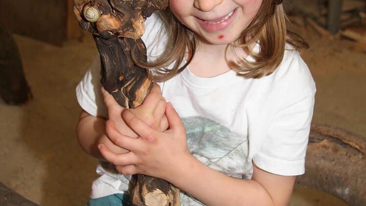 Die freundliche Wurzelpuppe ist Charlottes Liebling, denn sie schaut so freundlich aus ihren Schneckenhäuschen-Augen. Foto: Sonja Adam