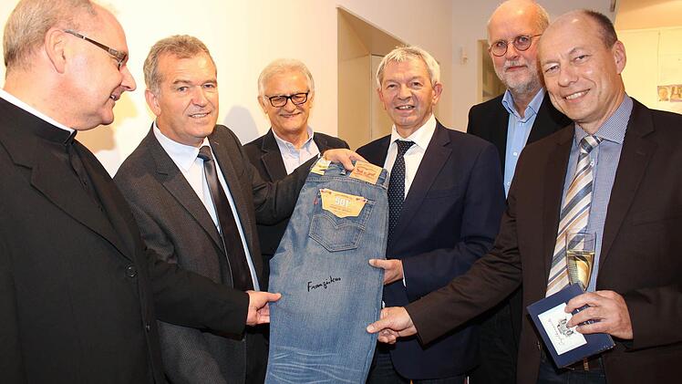 Dekan Kilian Kemmer, Pommersfeldens Bürgermeister Hans Beck, Rainer Dippold, Landrat und Altbürgermeister Johann Kalb, Christoph Gatz, Vorsitzender des Museums-Fördervereins, Buttenheims Bürgermeister Michael Karmann (von links) bei der Übergabe der vom Heiligen Vater signierten Jeans  Foto: Evi Seeger
