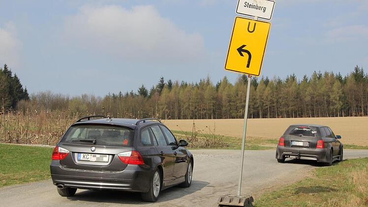 Der ausgewiesene Weg aus Grieser Straße und wieder zurück führt durch Wald.