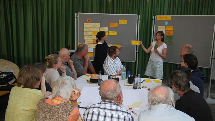 In vier Gruppen besprachen die Mainleuser ihre Ideen. Foto: Sonny Adam