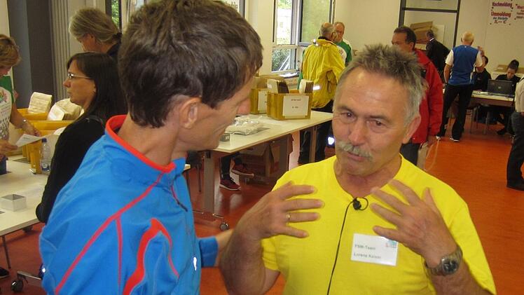 Fachsimpelei unter Sportlern: Lorenz Kaiser (r.) und ein Läufer (l.)