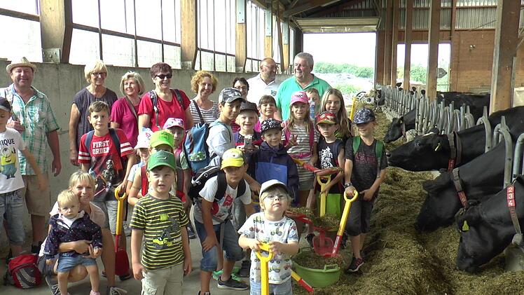Der Ha&szlig;bergverein Reckendorf mit seinem Vorsitzenden Ingo Gareis (hinten links) organisierte f&uuml;r die Ferienprogramm-Kinder einen eindrucksvollen Tag auf dem Erlebnisbauernhof Leyh in Losbergsgereuth.