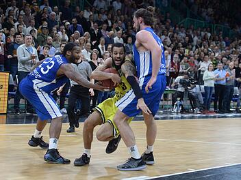 Medi-Guard Kassius Robertson (Mitte) wird in Bremerhaven einen ähnlich schweren Stand haben wie gegen die Frankfurt Skyliners um Quantez Robertson (links) und Marco Völler.  Foto: Peter Mularczyk