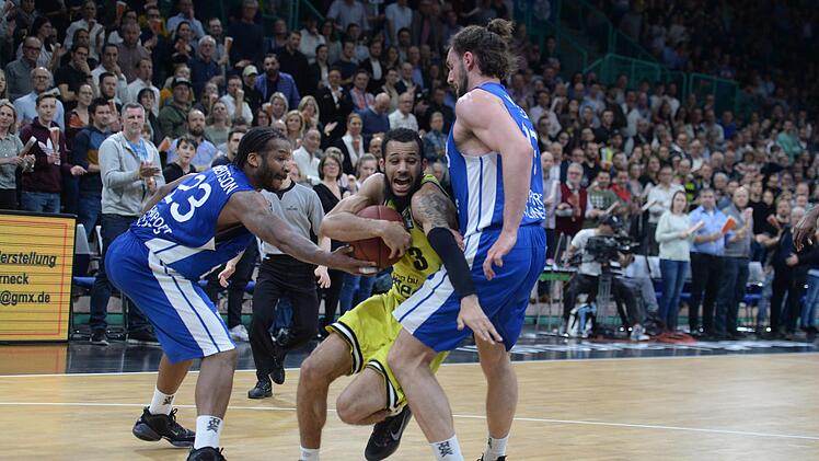 Medi-Guard Kassius Robertson (Mitte) wird in Bremerhaven einen ähnlich schweren Stand haben wie gegen die Frankfurt Skyliners um Quantez Robertson (links) und Marco Völler.  Foto: Peter Mularczyk