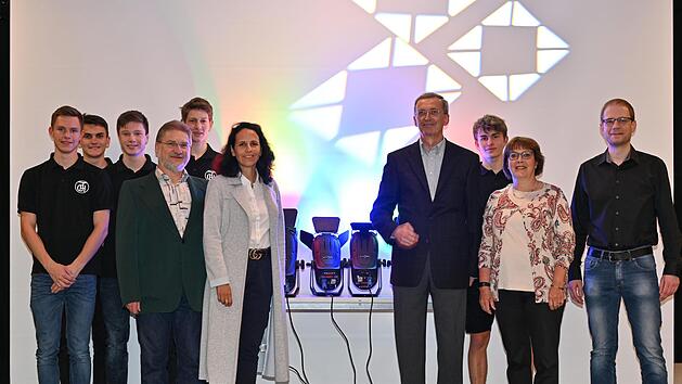 Schulleiter Roland Deinzer (4. v. l.), die Mitglieder des Vorstands des Vereins der Freunde und F&ouml;rderer, Diana Hack (6. v. l.), Johann Schwarzenecker (4. v. r.) und Alexandra Fleischer (2. v. r.), Systembetreuer Tobias Sesselmann (r.)und einige Sch&uuml;ler der Technikgruppe testen die neuen Scheinwerfer.    Foto: Robert Tichi