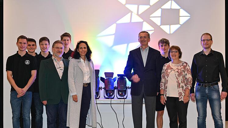 Schulleiter Roland Deinzer (4. v. l.), die Mitglieder des Vorstands des Vereins der Freunde und Förderer, Diana Hack (6. v. l.), Johann Schwarzenecker (4. v. r.) und Alexandra Fleischer (2. v. r.), Systembetreuer Tobias Sesselmann (r.)und einige Schüler der Technikgruppe testen die neuen Scheinwerfer.    Foto: Robert Tichi