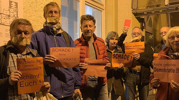 Nach der Ablehnung ihrer Eingabe an den Gemeinderat klebten sich Mainleuser B&uuml;rger den Mund zu. Au&szlig;erdem hielten sie Protestschilder hoch und zeigten den Gremiumsmitgliedern die rote Karte. Foto: Sonny Adam