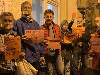 Nach der Ablehnung ihrer Eingabe an den Gemeinderat klebten sich Mainleuser Bürger den Mund zu. Außerdem hielten sie Protestschilder hoch und zeigten den Gremiumsmitgliedern die rote Karte. Foto: Sonny Adam
