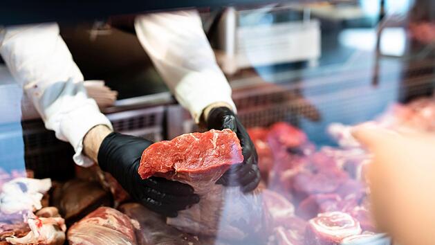 Fleischallergie durch Zeckenbisse: Rotes Fleisch kann für Allergiker richtig gefährlich werden. Nämlich dann, wenn Betroffene am sogenannten Alpha-Gal-Syndrom leiden, das durch Zeckenbisse ausgelöst werden kann. Symbolfoto: hedgehog94/Adobe Stock