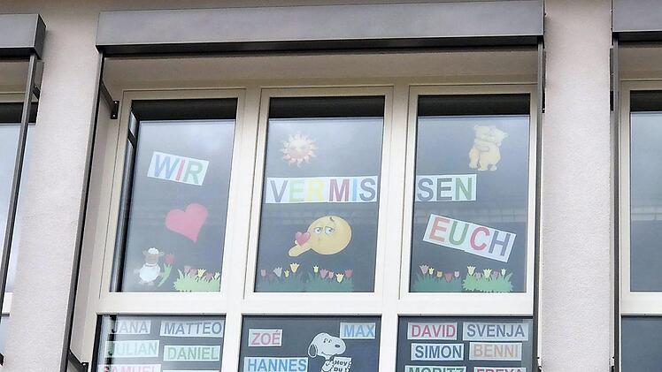 Aus dem Fenster grüßen die Lehrerinnen der Klasse 3/4a der Tagesschule Wiesenthau ihre Schüler. Foto: Daniela Meixner