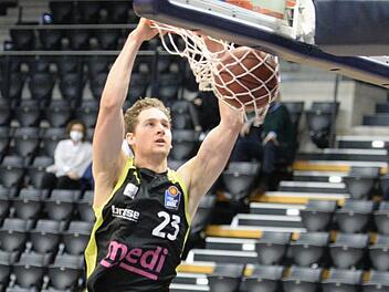 Kraftvoll eingenetzt: David Walker erzielt in dieser Szene per Dunk zwei Punkte gegen Oldenburg. Am heutigen Samstag müssen sich Walker und Medi Bayreuth gegen den Tabellenzweiten Crailsheim Merlins ähnlich energisch präsentieren.  Foto: Peter Mularczyk