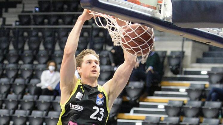 Kraftvoll eingenetzt: David Walker erzielt in dieser Szene per Dunk zwei Punkte gegen Oldenburg. Am heutigen Samstag müssen sich Walker und Medi Bayreuth gegen den Tabellenzweiten Crailsheim Merlins ähnlich energisch präsentieren.  Foto: Peter Mularczyk