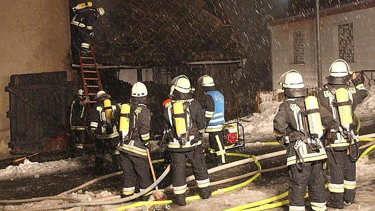 100 Feuerwehrleute sind bei dem Brand in Presseck im Einsatz.