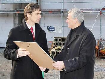 Roland Beierwaltes und Oswald Marr sind mit dem Baufortschritt sehr zufrieden. Foto: Veronika Schadeck