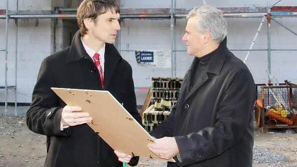 Roland Beierwaltes und Oswald Marr sind mit dem Baufortschritt sehr zufrieden. Foto: Veronika Schadeck