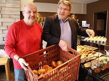 Der prominenteste Fahrer ist Wolfgang Hoderlein - derzeit wird er von Knud Espig angelernt und holt in der Bäckerei Will in Stadtsteinach die übrig gebliebenen Brötchen ab. Fotos: Sonja Adam