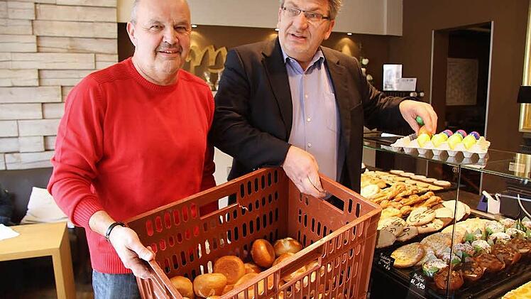 Der prominenteste Fahrer ist Wolfgang Hoderlein - derzeit wird er von Knud Espig angelernt und holt in der Bäckerei Will in Stadtsteinach die übrig gebliebenen Brötchen ab. Fotos: Sonja Adam
