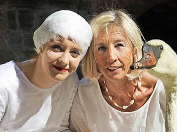 Gruppenbild mit Schwan: Leonie Schwandt (links) und Regisseurin Christa Bialas-Müller und viele weitere Akteure eröffneten die Schwantastisch Kunst- und Kulturwochen in Thurnau. Fotos: Katharina Müller-Sanke