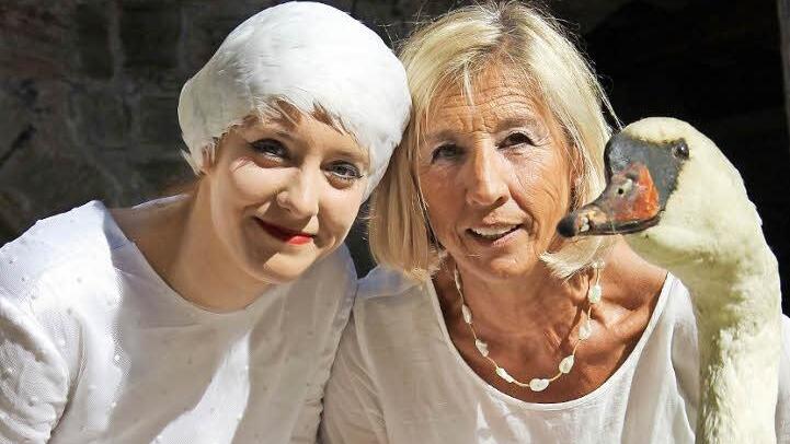 Gruppenbild mit Schwan: Leonie Schwandt (links) und Regisseurin Christa Bialas-Müller und viele weitere Akteure eröffneten die Schwantastisch Kunst- und Kulturwochen in Thurnau. Fotos: Katharina Müller-Sanke