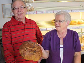 Er hat's gebacken, sie verkauft es: Max und Elisabeth Karch sind ein eingespieltes Team.  Foto: Robert Huger