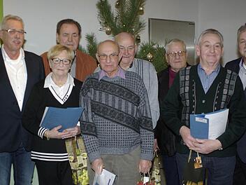 Stellvertretender Ortsvorsitzender Georg Väth (links) und Bürgermeister Peter Hart (r.) gratulierten den VdK-Mitgliedern, die seit 25 Jahren dem Ortsverband Hammelburg die Treue halten. Fotos: Winfried Ehling