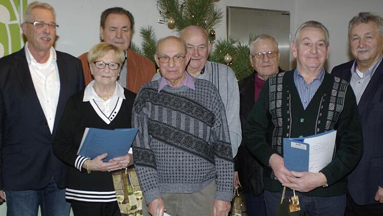 Stellvertretender Ortsvorsitzender Georg Väth (links) und Bürgermeister Peter Hart (r.) gratulierten den VdK-Mitgliedern, die seit 25 Jahren dem Ortsverband Hammelburg die Treue halten. Fotos: Winfried Ehling