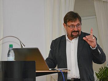 Jürgen Bereiter war mit seinem Multimedia-Vortrag über den Einigungskrieg von 1866 nach Münnerstadt gekommen.  Foto: Björn Hein