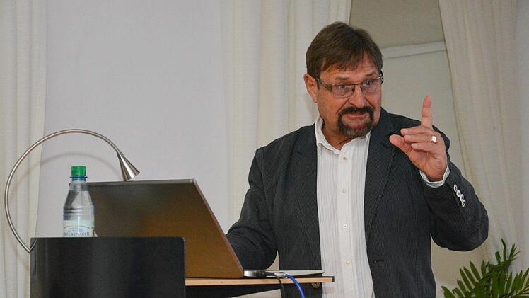 Jürgen Bereiter war mit seinem Multimedia-Vortrag über den Einigungskrieg von 1866 nach Münnerstadt gekommen.  Foto: Björn Hein