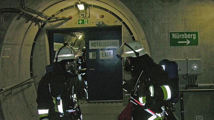 Immer wieder war die Bevölkerung während der Bauzeit entlang der NBS zu Informationsveranstaltungen und Baustellenbesichtigungen eingeladen. Bei mehr als zehn Übungsterminen mit real nachgestellten Szenarien haben ehrenamtliche Rettungskräfte (Feuerwehr, Sanitäter, Wasserwacht, THW, Bergrettung) und Polizeikräfte Einsätze bei möglichen Schienenunfällen vor allem im Tunnel erfolgreich geprobt. Inzwischen hat die DB für freiwillige Feuerwehren aller Landkreise am Streckenverlauf besonders bestü...