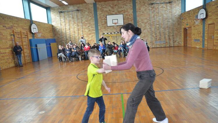 Ein lauter Knall und auch Elias schlug das Brett mit bloßer Hand entzwei.