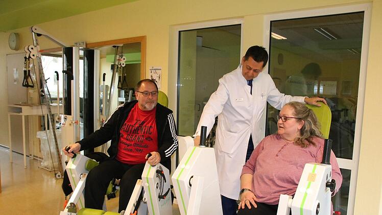 Chefarzt Dr. Klaus Herrmann leitet die Patienten Annegret Hohenfeld  und  Lutz Hähnel an. Ralf Ruppert