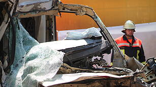 Lkw-Fahrer &uuml;berlebt Unfall nicht