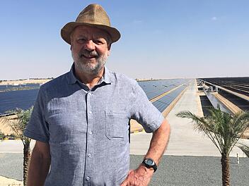 Hans-Josef Fell aus Hammelburg beim Besuch der größten arabischen Photovoltaik-Anlage in Dubai. Anlässlich der Vollversammlung der Internationalen Regierungsorganisation für Erneuerbare Energien (IRENA) reiste er nach Abu Dhabi, das ebenfalls zu den Vereinigten Arabischen Emiraten zählt.  Foto: Tomasz Sluzarzs