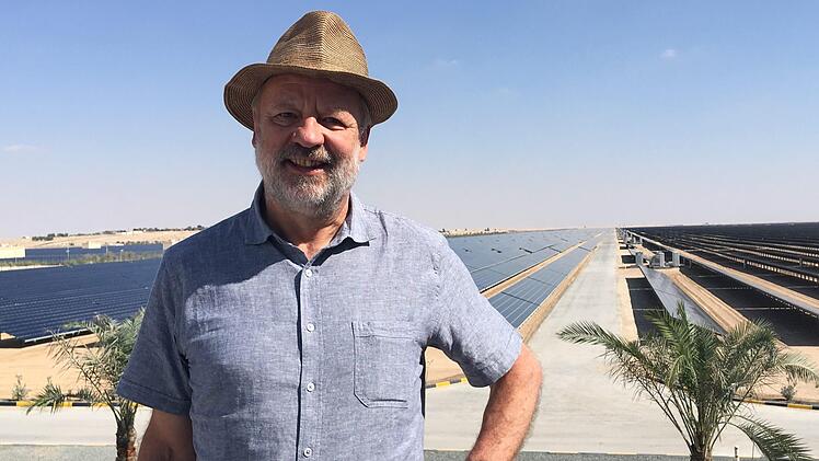 Hans-Josef Fell aus Hammelburg beim Besuch der größten arabischen Photovoltaik-Anlage in Dubai. Anlässlich der Vollversammlung der Internationalen Regierungsorganisation für Erneuerbare Energien (IRENA) reiste er nach Abu Dhabi, das ebenfalls zu den Vereinigten Arabischen Emiraten zählt.  Foto: Tomasz Sluzarzs