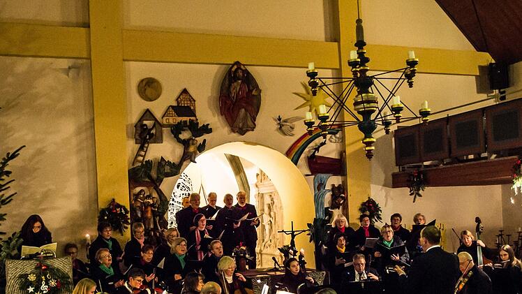 Die Sängervereinigun Bad Rodach und das Collegium musicum Hildburghausen unter der Gesamtleitung von Kirchenmusikdirektor Torsten Sterzik gestalteten ein Konzert in der Kirche St. Salvator in Untersiemau.Foto Jochen Berger