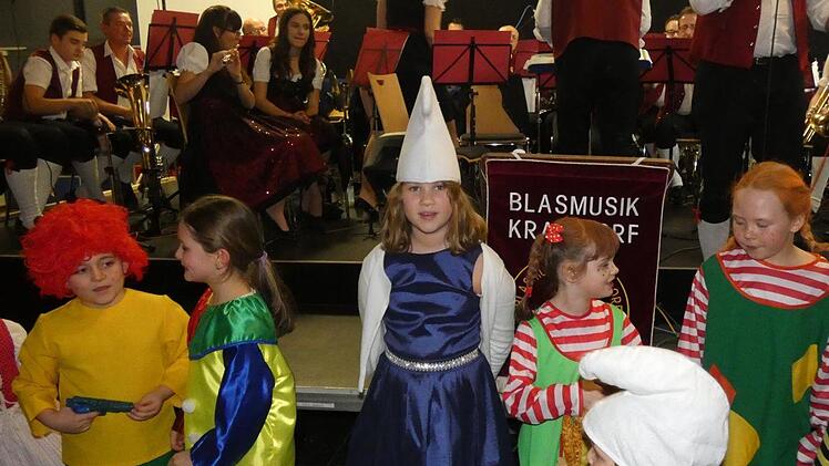 Bunt verkleidet waren die Jüngsten, die passend zu einem Medley aus Kinderliedern durch die Halle tanzten.Christian Licha