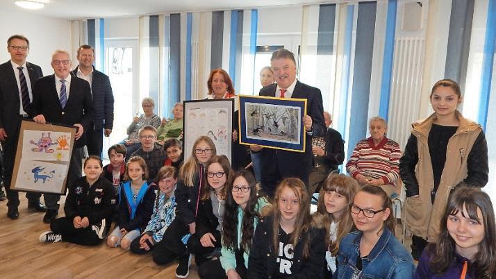 Der malende Nachwuchs mit den Offiziellen Foto: Horst Wunner