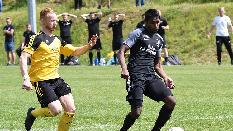 Der Marktzeulner Jelsan Yesurajah setzt sich von seinem Gegenspieler Eugen Ott ab und st&uuml;rmt Richtung Tor. Mit einem sicheren Schuss l&auml;sst er Torwart Christian Stapf keine Chance und bringt seinen TSV in F&uuml;hrung.