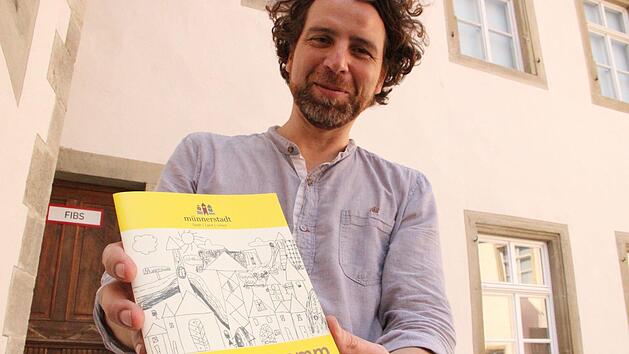 Kulturmanager Nicolas Zenzen mit  dem Ferienprogramm 2019. Knapp 30 Veranstaltungen für Kinder sind darin aufgeführt.Heike Beudert