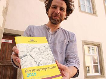 Kulturmanager Nicolas Zenzen mit  dem Ferienprogramm 2019. Knapp 30 Veranstaltungen für Kinder sind darin aufgeführt.Heike Beudert