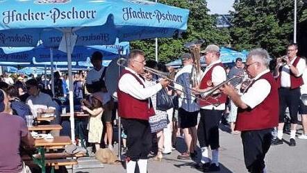 "Unter die Leut" gingen die Musikanten aus Kraisdorf beim Sommerfest, hier beim "Böhmischen Traum".